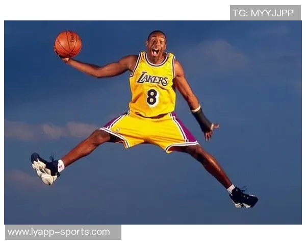 尼克斯新秀科勒克致敬科比与冠军奖杯合影展现传奇风范