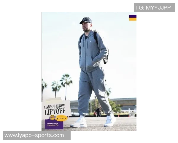 季前赛迎战湖人太阳队晒出布克马威帅气登机照引发关注